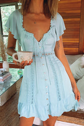Minivestido con volantes y botones de encaje
